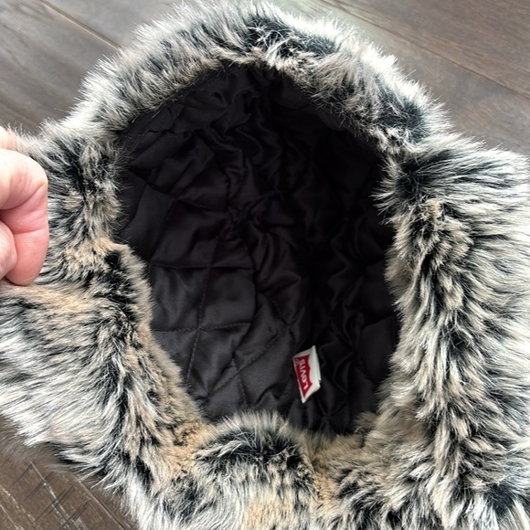 Levis Earflap faux fur hat,adjustable strap,quilt lined,warm winter protection - Picture 5 of 11